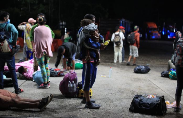 Pareja de hondureños narra cómo niña se separó de su padre en la caravana y sigue el recorrido sin documentos