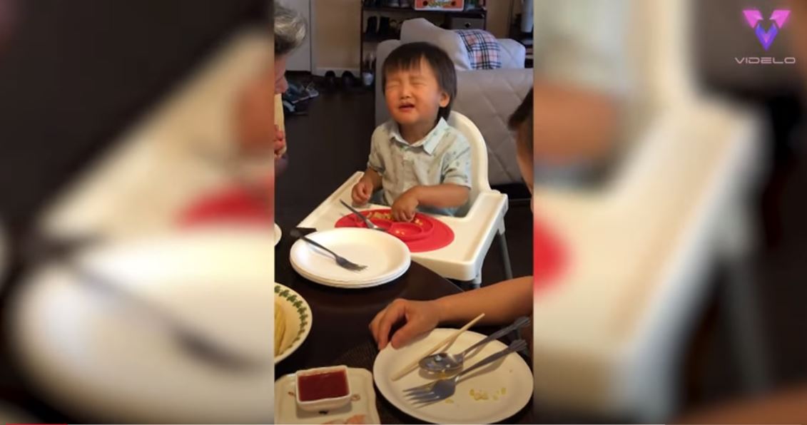 William, el niño que finge rezar con los ojos cerrados mientras come a escondidas