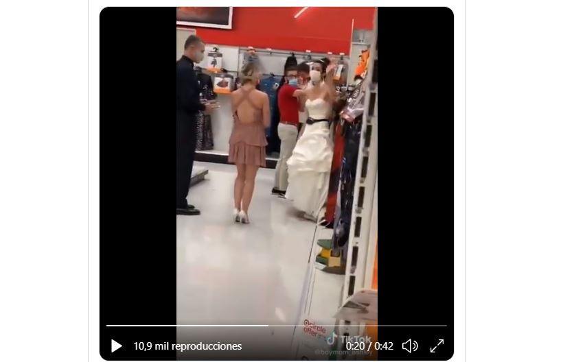 El épico video en el que una mujer llega al trabajo de su pareja vestida de novia y con un sacerdote para exigirle matrimonio