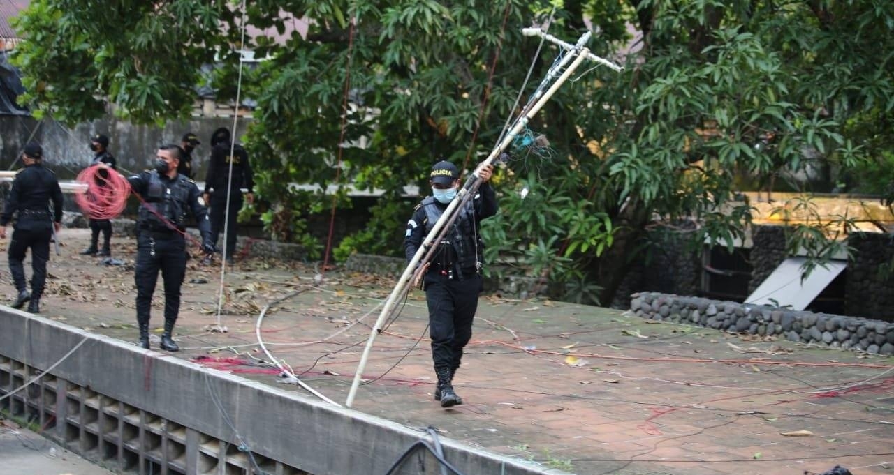 Policía destruye 21 antenas receptoras de señal telefónica y de internet en la Granja Penal Canadá