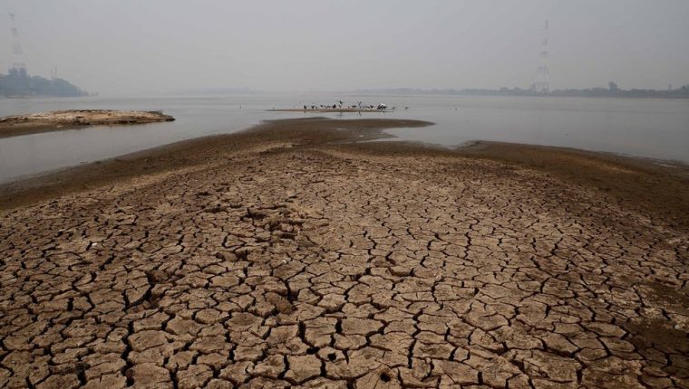 La histórica sequía del río Paraguay que tiene barcos sin poder navegar y amenaza a la economía del país