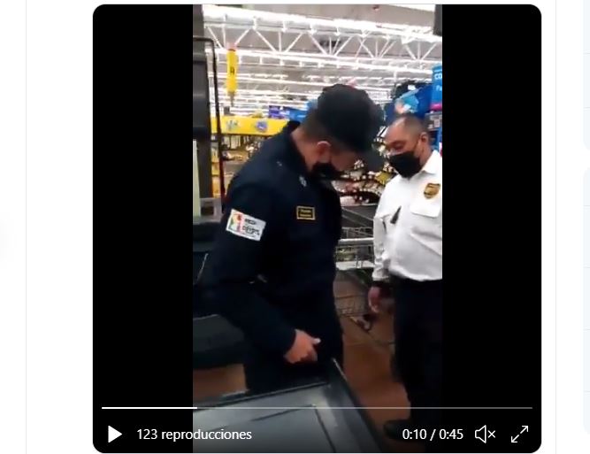 Descubren a policía municipal cuando robaba productos de un supermercado valorados en 160 pesos