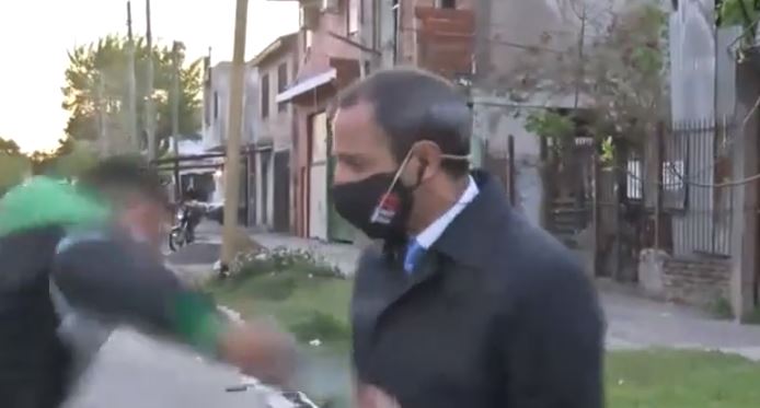 En vivo y a todo color: Así le roban el celular a un periodista que iba a hacer un enlace en Argentina