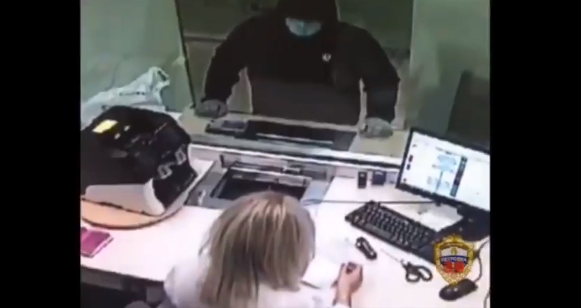 VIDEO: Cajera se opone a robo de un banco y así terminó el ladrón
