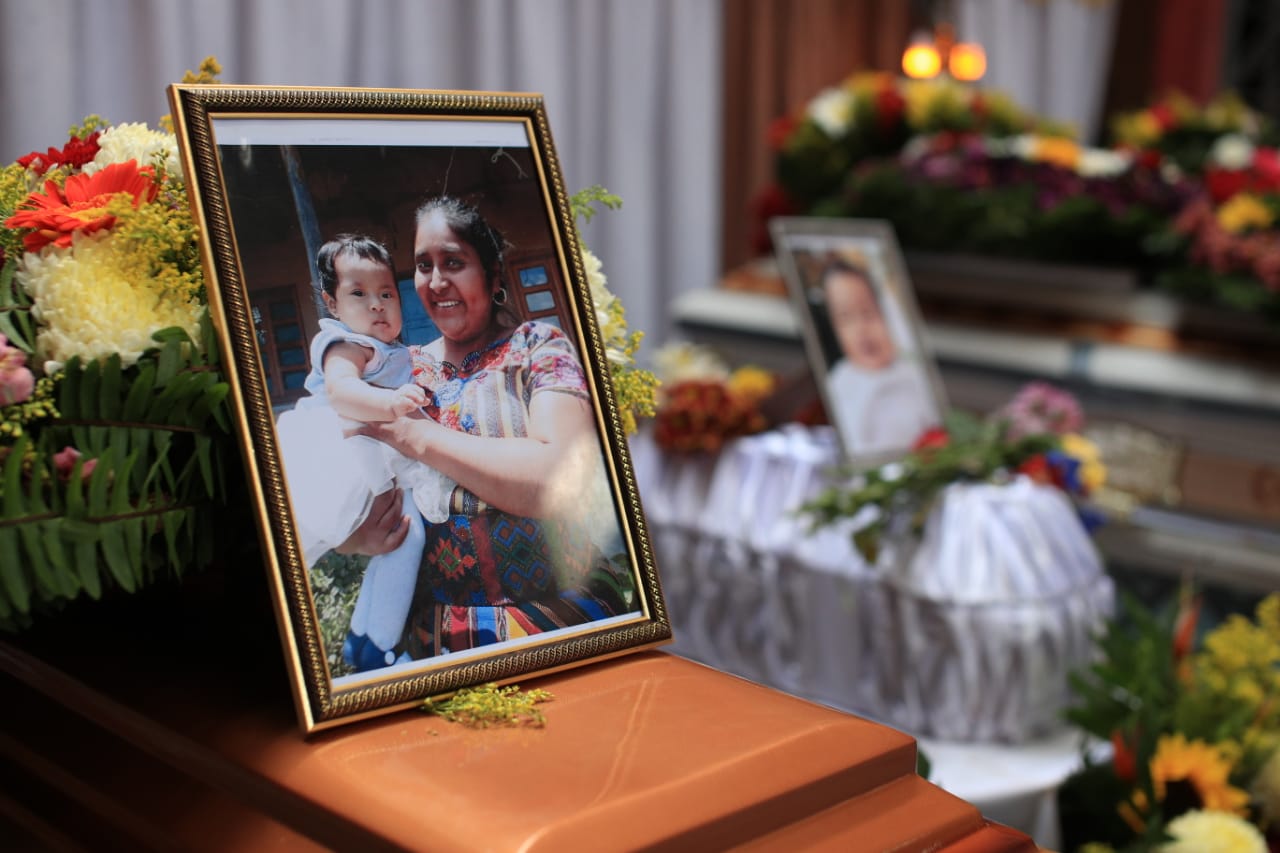 Decenas de vecinos dan el último adiós a las cuatro víctimas de la tragedia en San Marcos La Laguna