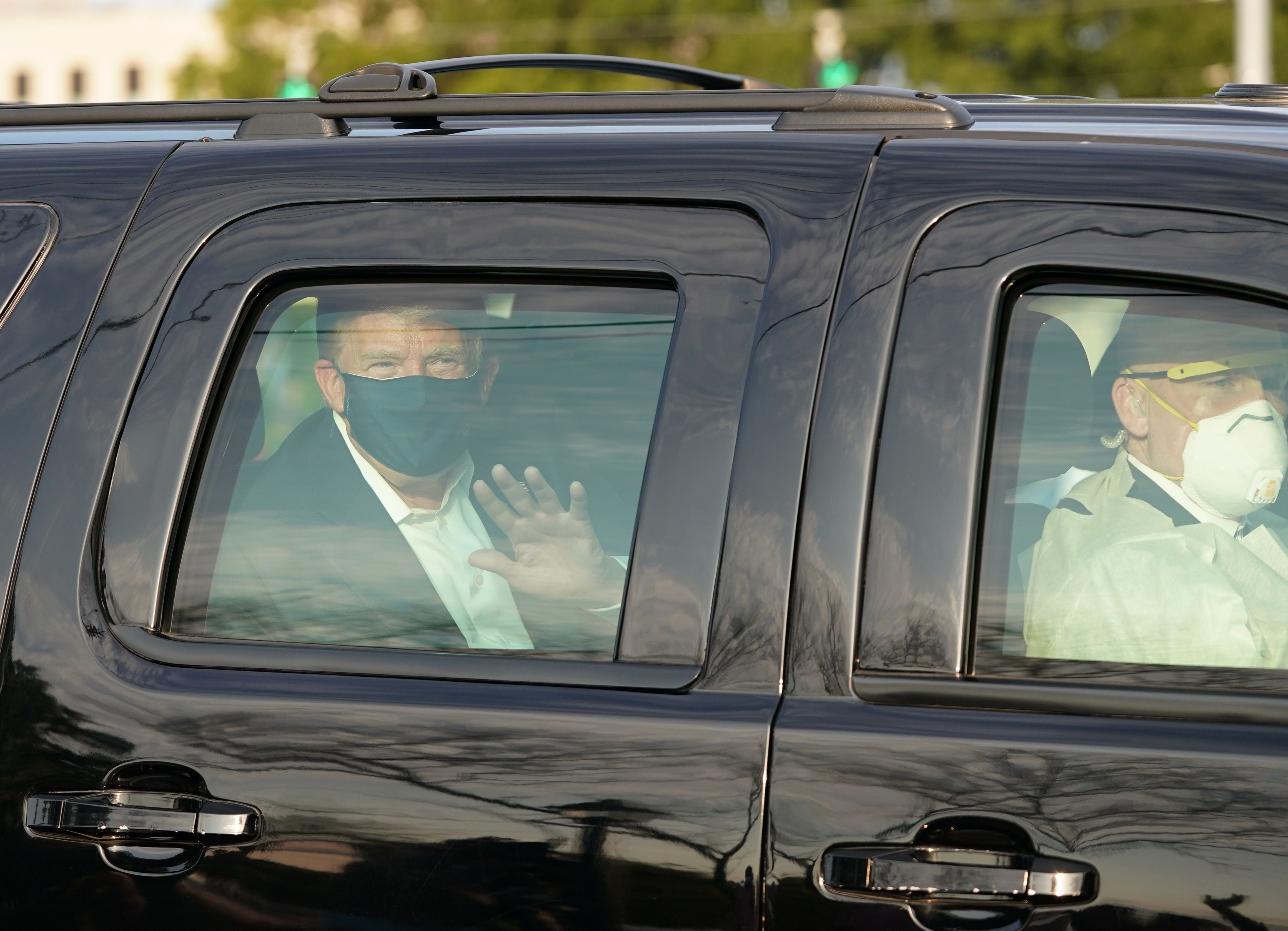 Trump revela qué aprendió del coronavirus y sale a dar un paseo en automóvil