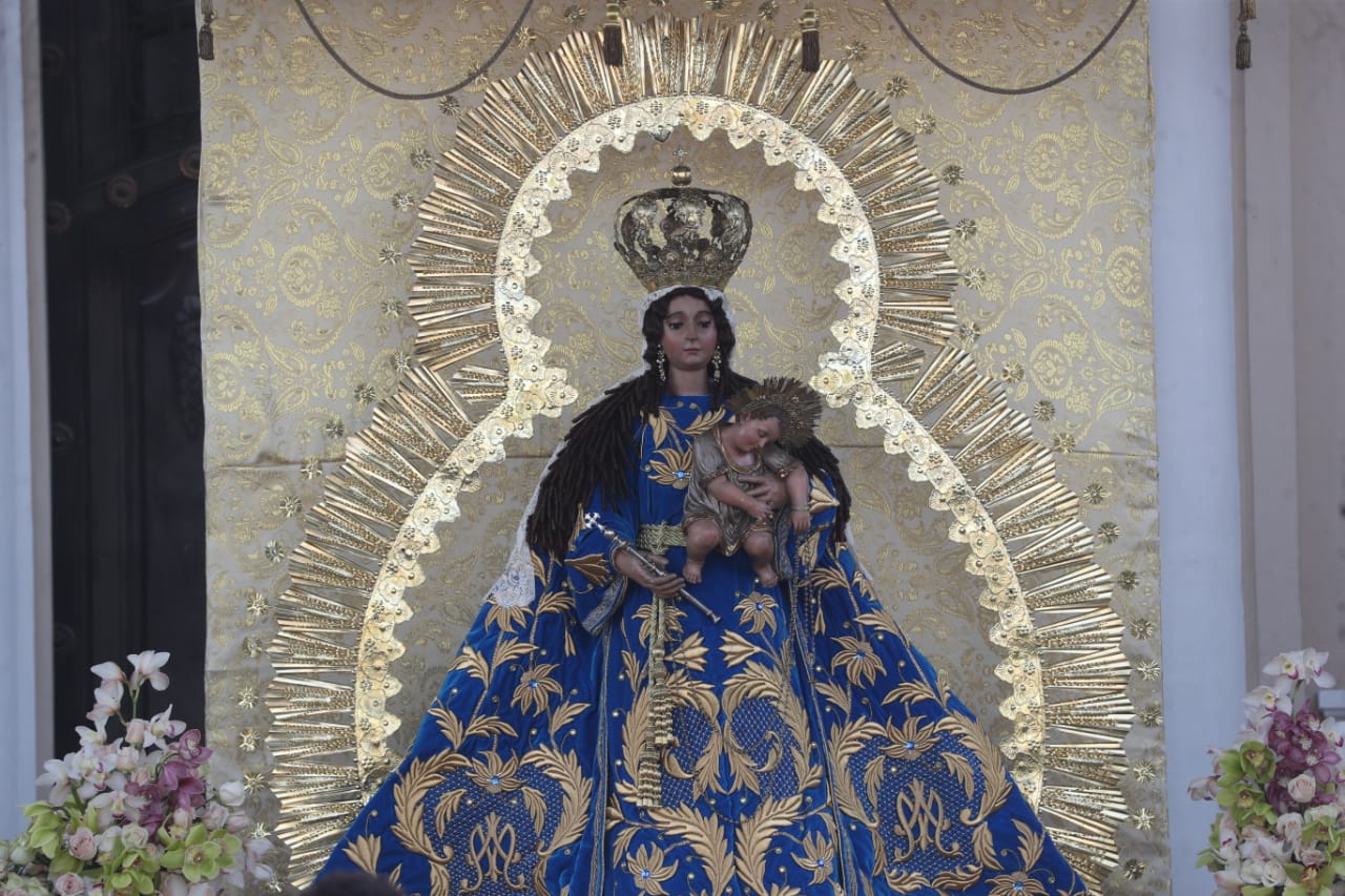 Guatemaltecos visitan a la Virgen del Rosario en su día