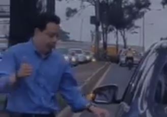 Diputado Cándido Leal es captado orinando en la vía pública y esta es su respuesta