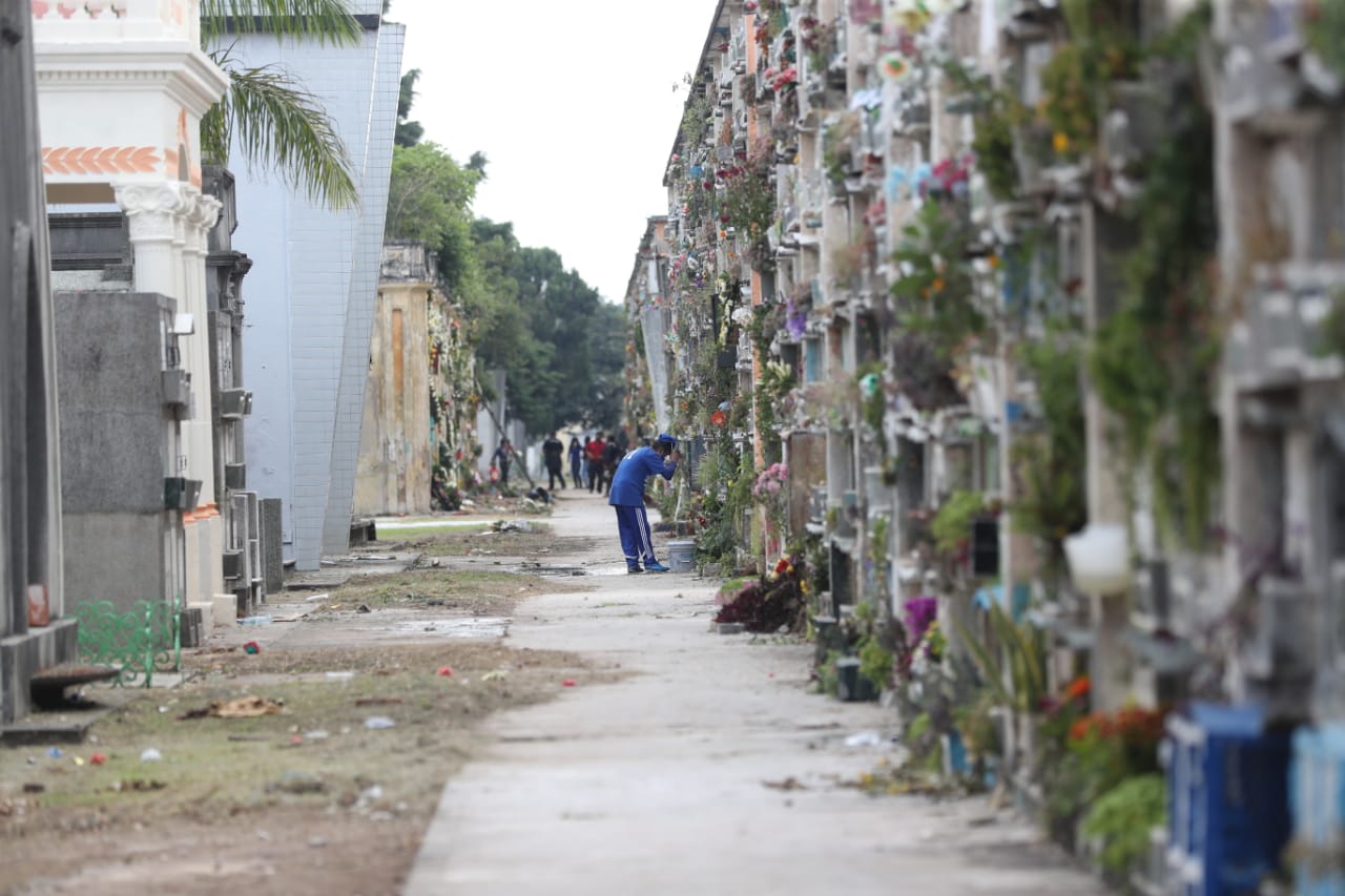 Cementerios reciben pocos visitantes previo al Día de Todos los Santos