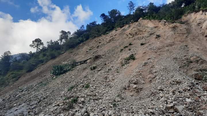 Video: Momento en que un contenedor de metal es golpeado por un derrumbe en Huehuetenango