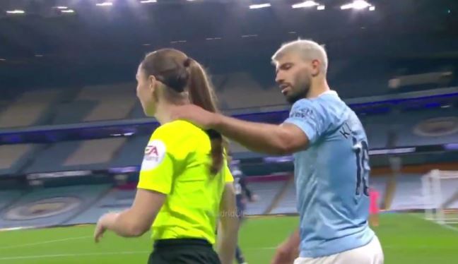 ¿Se pasó de vivo? Este es el polémico gesto de Sergio Agüero con una árbitra