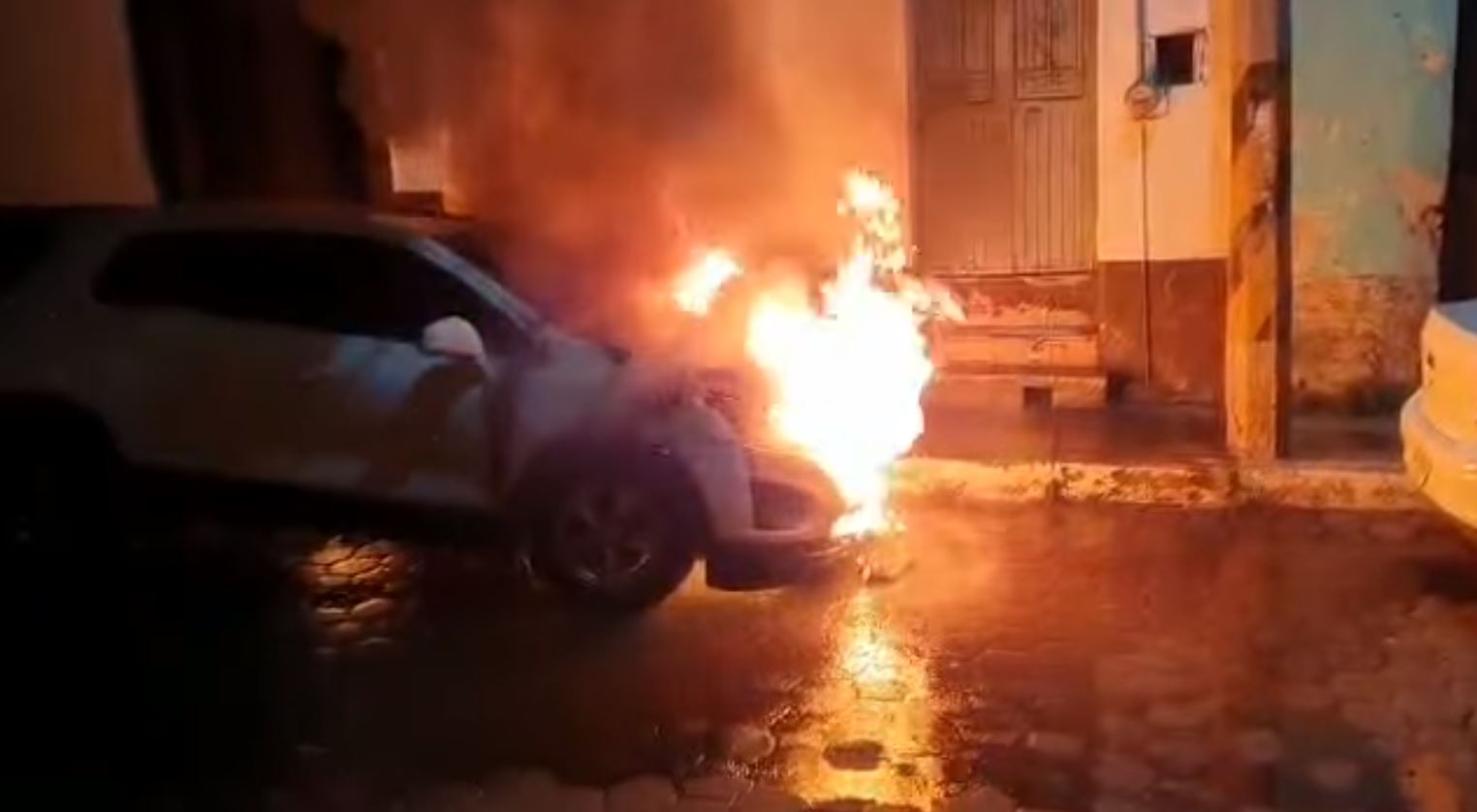 Le queman carro a alcaldesa de Jalisco, México, por tomar medidas contra el coronavirus