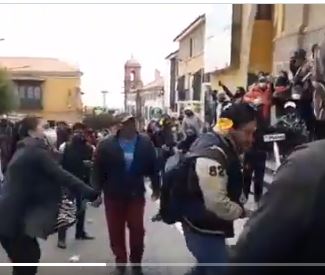 Video: lluvia de tomates y huevos para candidato que perdió elecciones en Bolivia