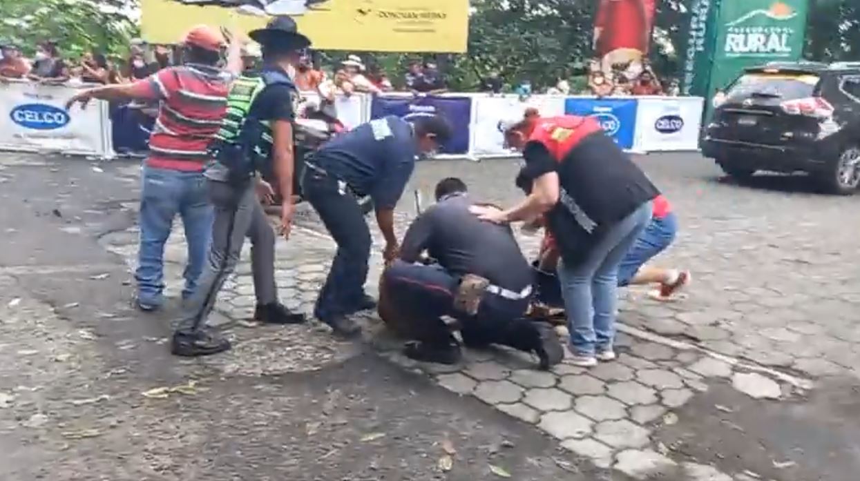 Video: el campeón Manuel Rodas y otros corredores sufren caída en la meta de Coatepeque en la Vuelta a Guatemala