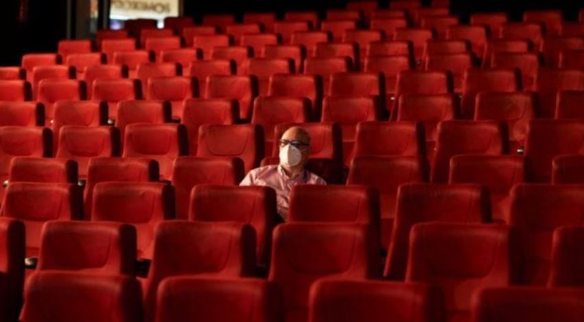 Por el covid-19, Italia cierra cines y teatros; recorta horario a bares y restaurantes