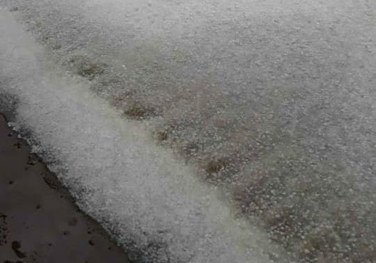 Lluvia y granizo cubren de blanco la zona alta de San Carlos Sija