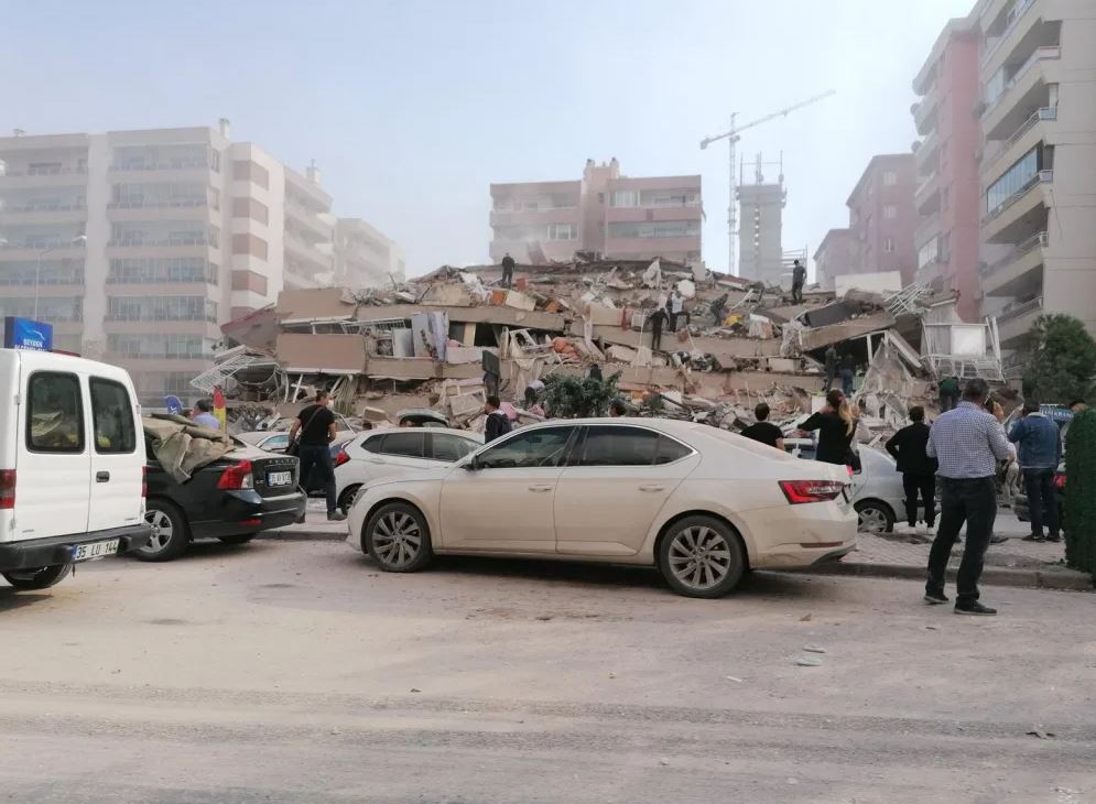Terremoto de 7.0 afecta parte de Turquía y redes sociales muestran edificios colapsados