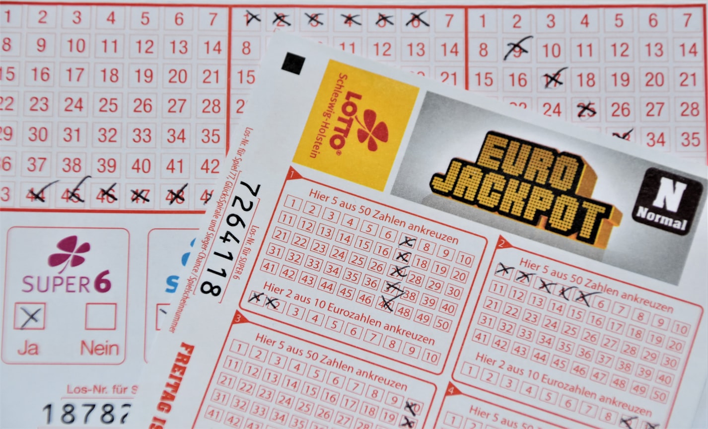 Cuatro hombres que pedían limosna en Francia ganan 50 mil euros en la lotería