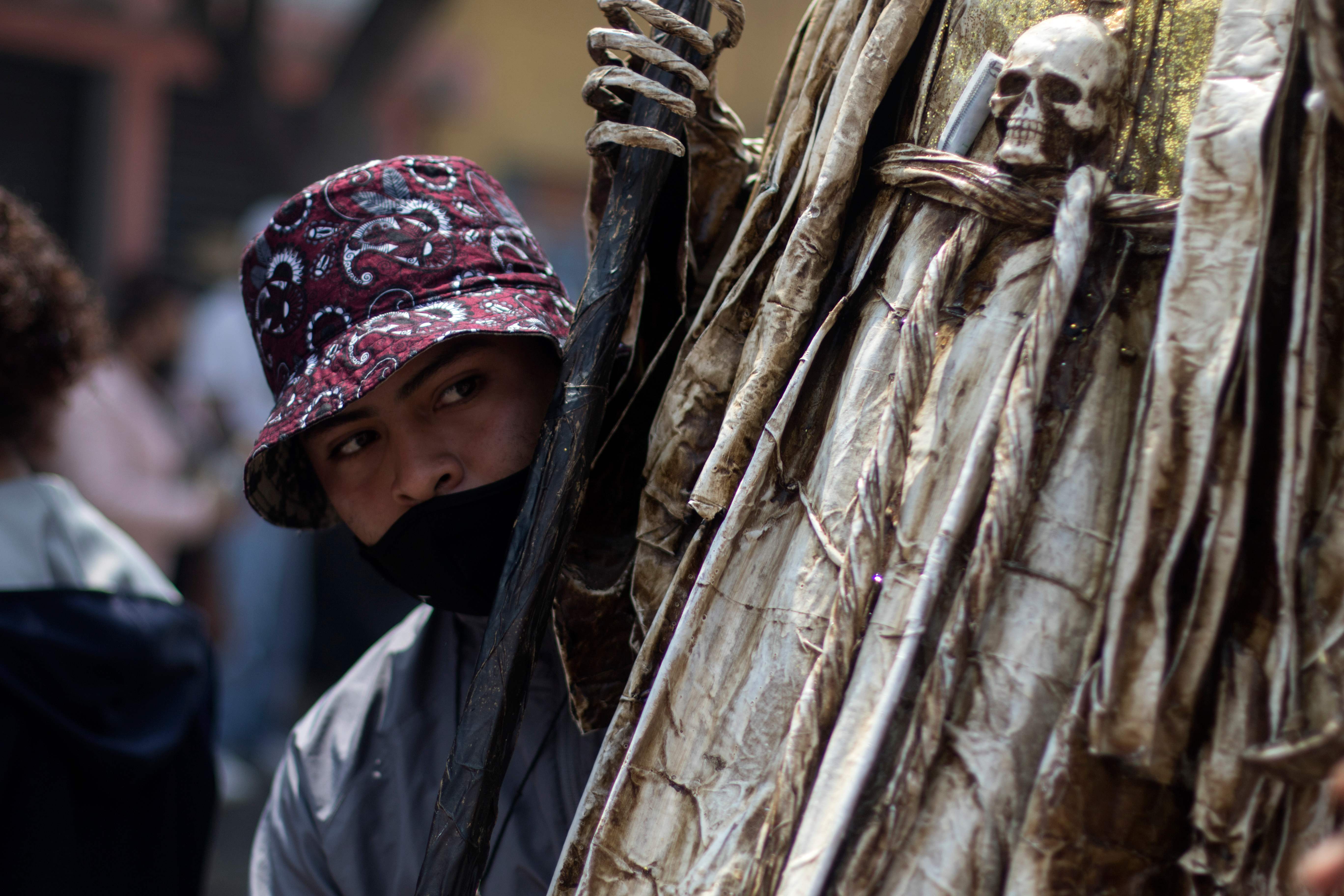 ¿Un conjuro para terminar con el coronavirus? Esto es lo que los mexicanos le piden a la Santa Muerte