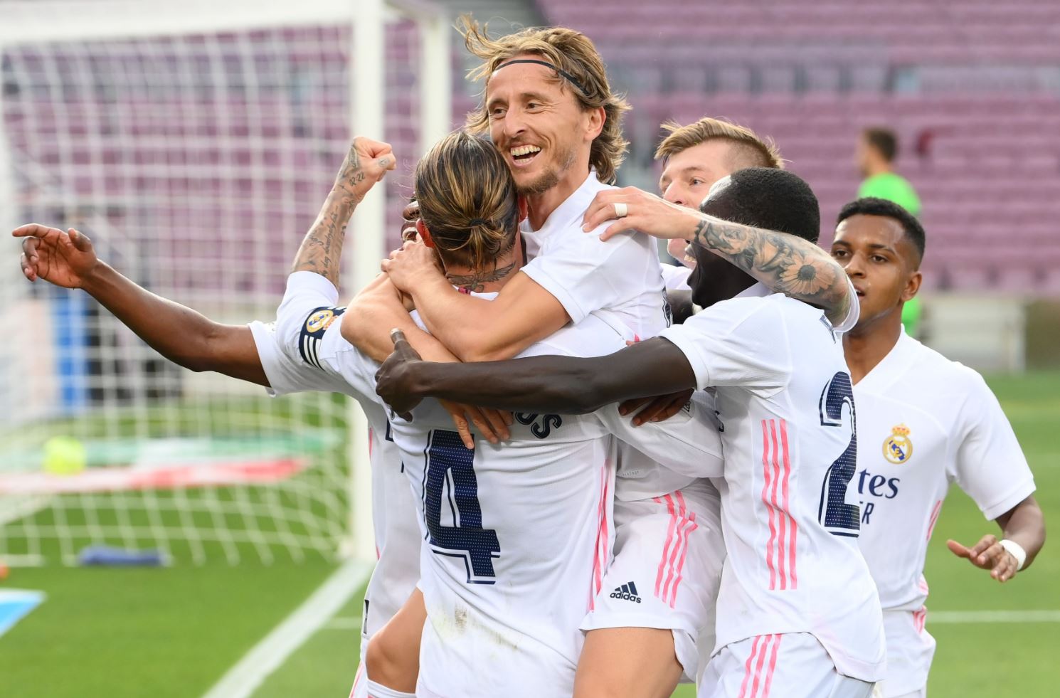 El Real Madrid resurge y le gana 3-1 al FC Barcelona en el clásico del Camp Nou