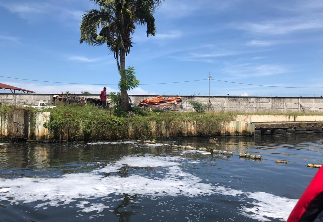 Derrame de combustible en río de Izabal alerta al Ministerio Público