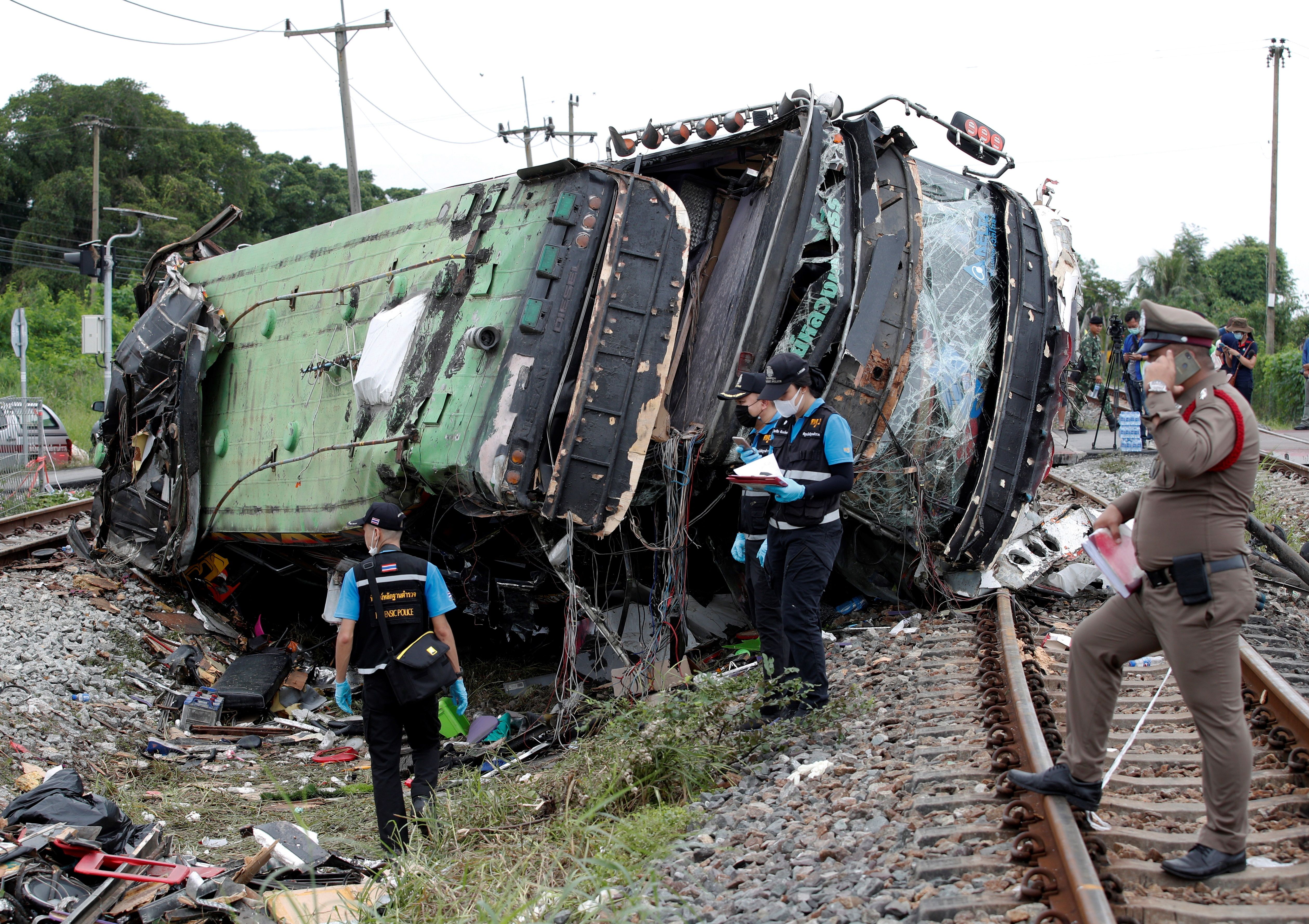 Tragedia en Tailandia: los videos que muestran la colisión entre un autobús y un tren que dejó muertos y heridos
