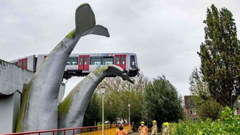 Las curiosas imágenes de una escultura que evitó que un tren se cayera tras un accidente