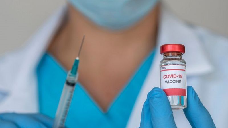 La vacuna de Oxford contra el coronavirus tiene una alta eficacia y será más fácil de distribuir
