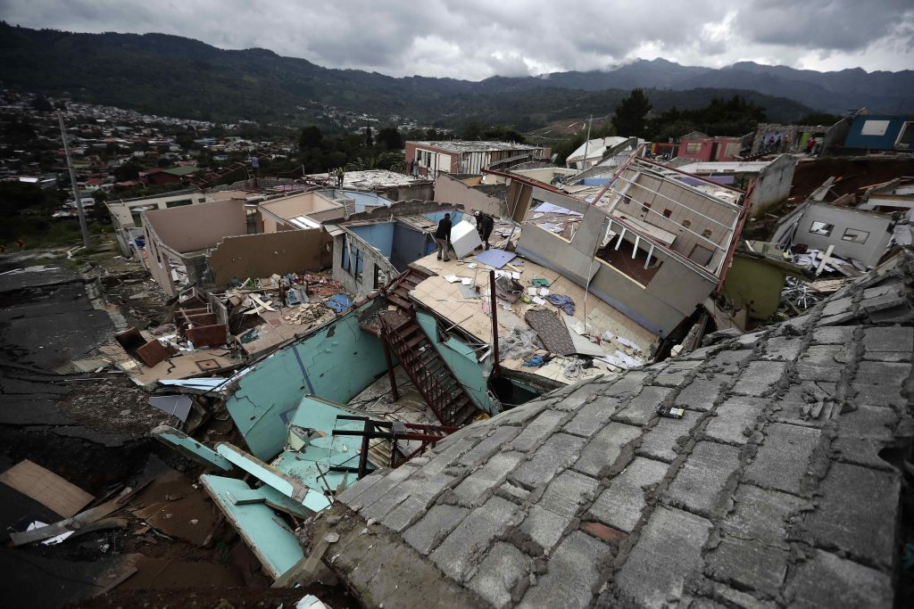 Las fuertes imágenes del barrio de Costa Rica que desaparece “en cámara lenta” a pesar de las advertencias