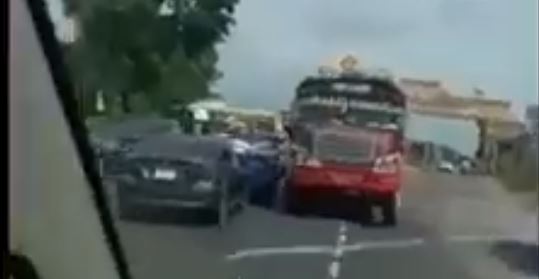 Piloto de autobús circula contra la vía y causa accidente en Mazatenango