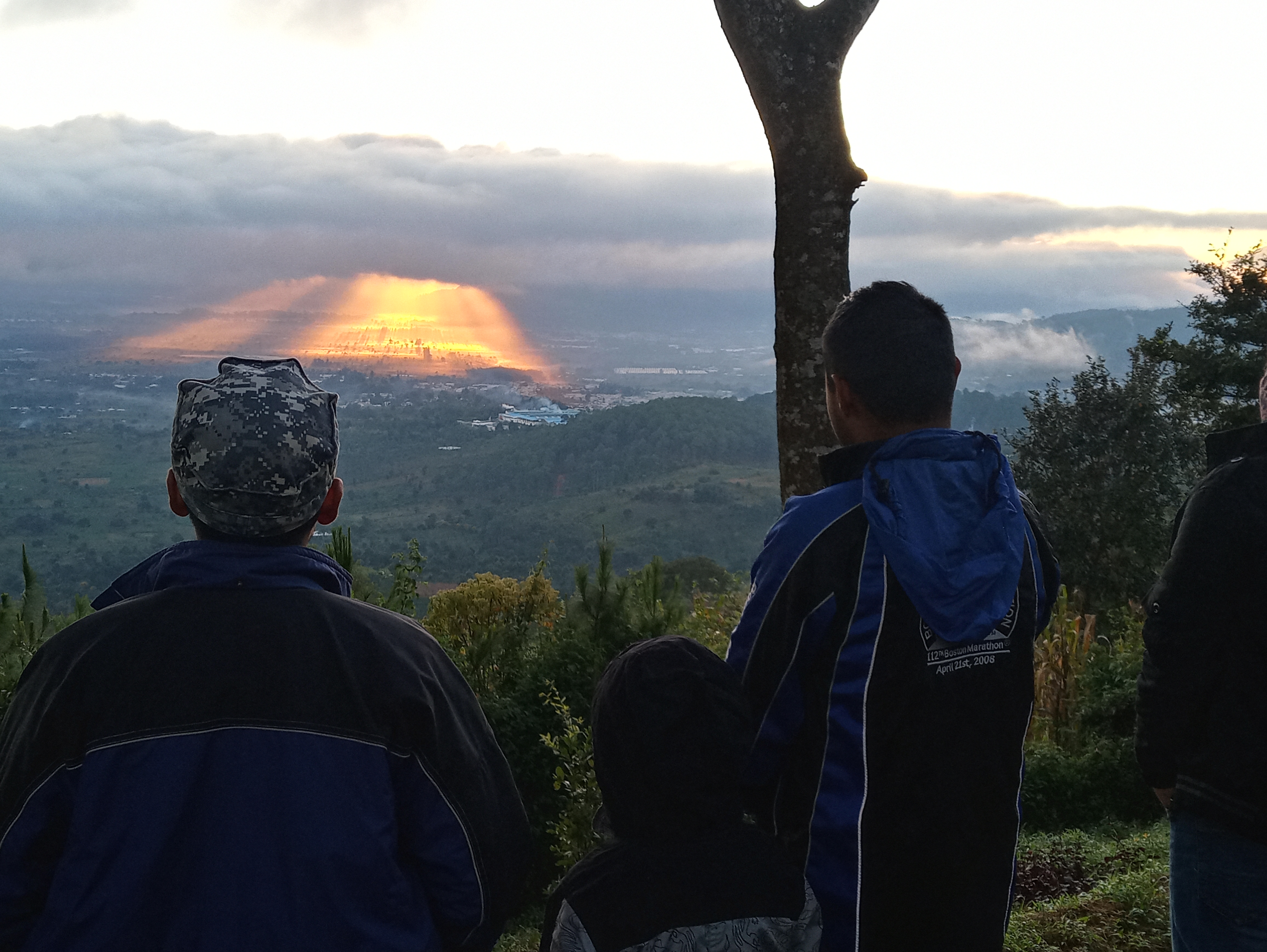 “Se veía como una abducción”: el extraño amanecer que iluminó San Andrés Itzapa captado por montañistas