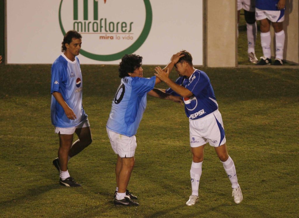 Maradona vino con el Showbol para enfrentar a la Selección de Guatemala en un partido de exhibición. Foto: Hemeroteca PL