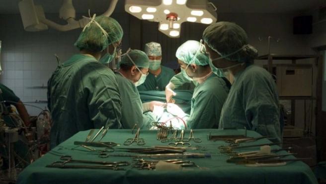 Un grupo de médicos saca a un paciente una moneda que llevaba inserta en su nariz 53 años
