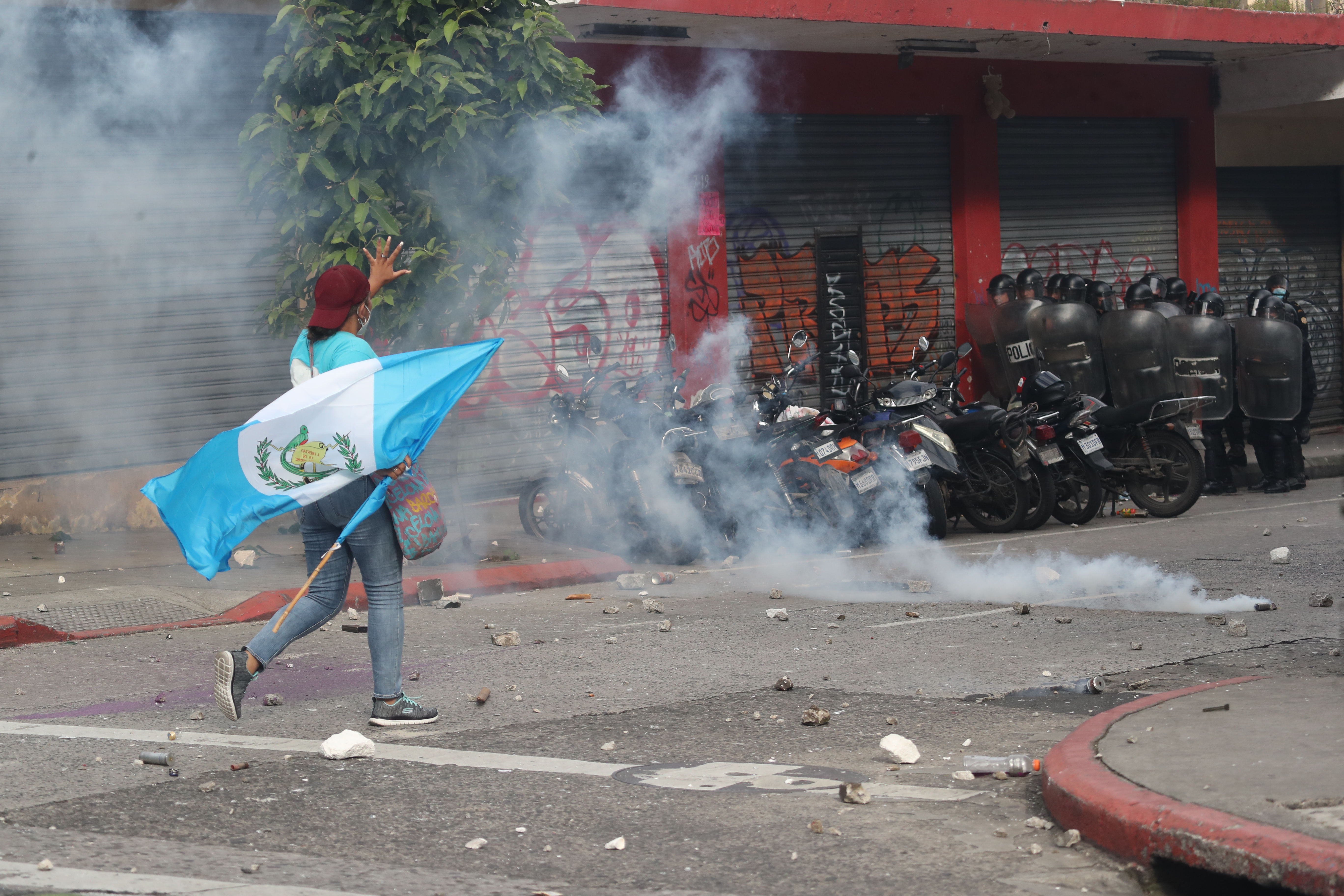 VIDEO: Choque entre manifestantes y policías deja varios heridos