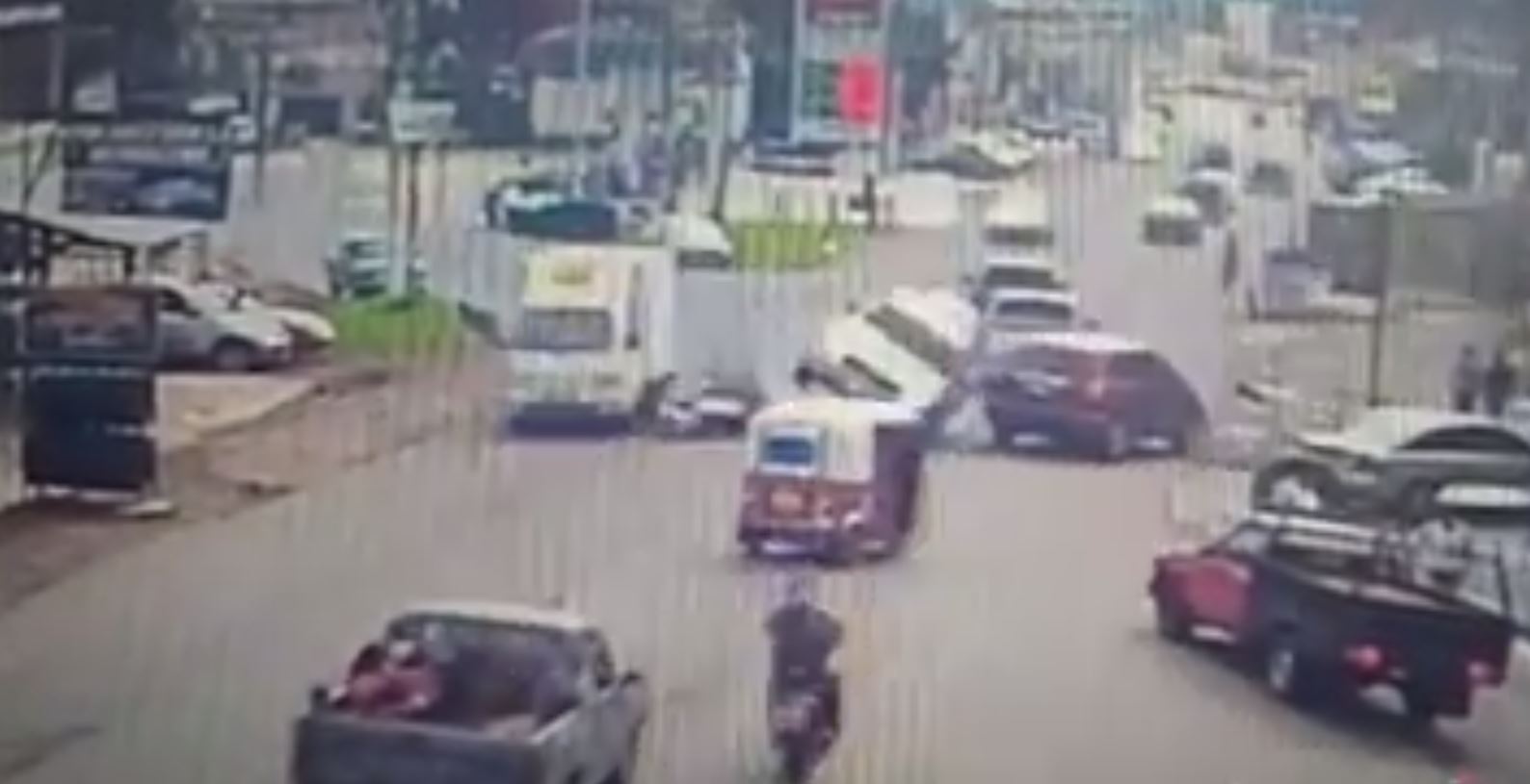 VIDEO: automovilista pierde el control y choca a dos motoristas en Chimaltenango