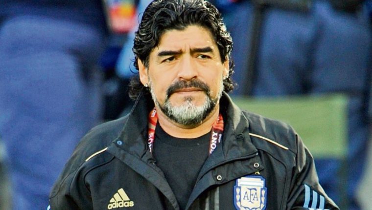 Diego Maradona sale del hospital