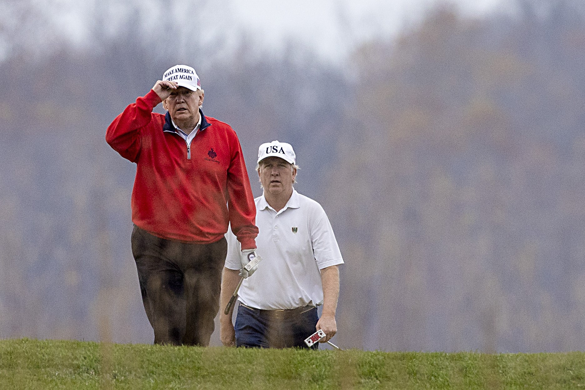 Después de una breve aparición en la cumbre de G20, Trump va a jugar golf