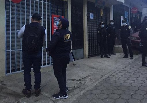 Arrestan a hombre que exigía videos íntimos de menores y los reenviaba