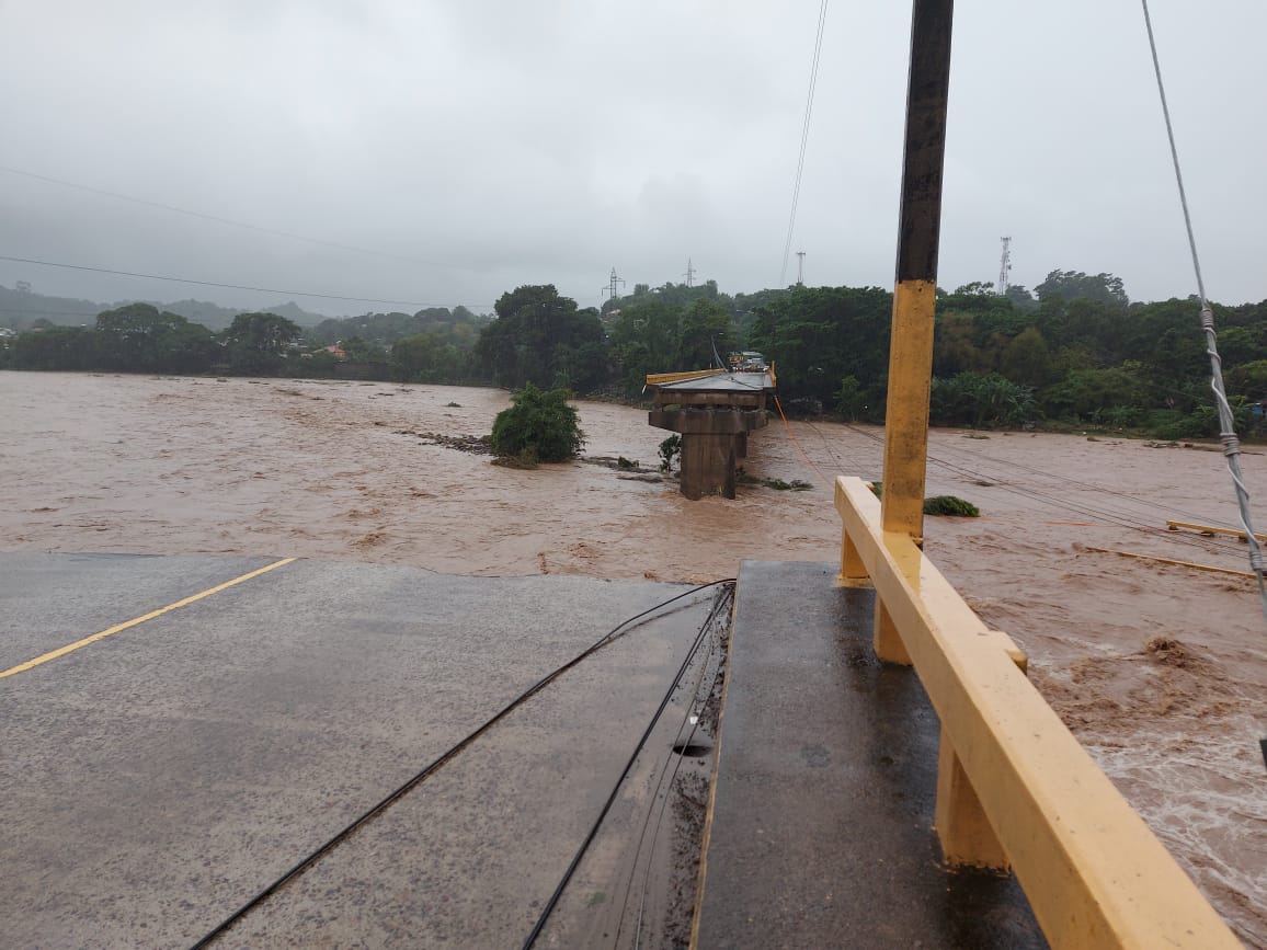 Video: la furia de Eta destruye el puente Saopin, importante estructura de Honduras
