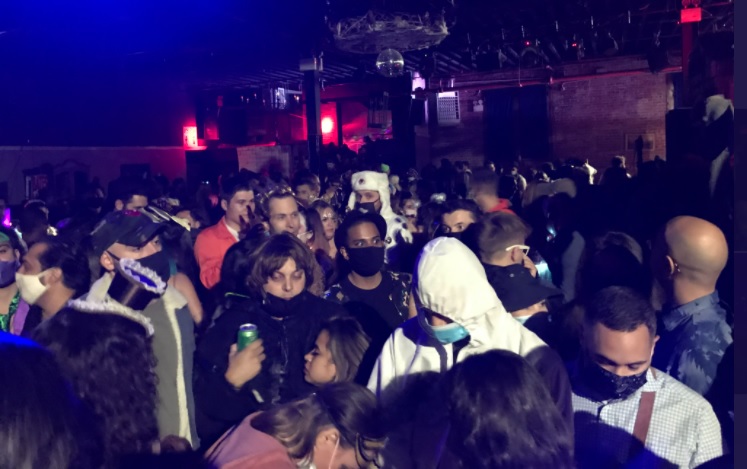 Policía descubre fiesta clandestina en Nueva York con casi 400 asistentes