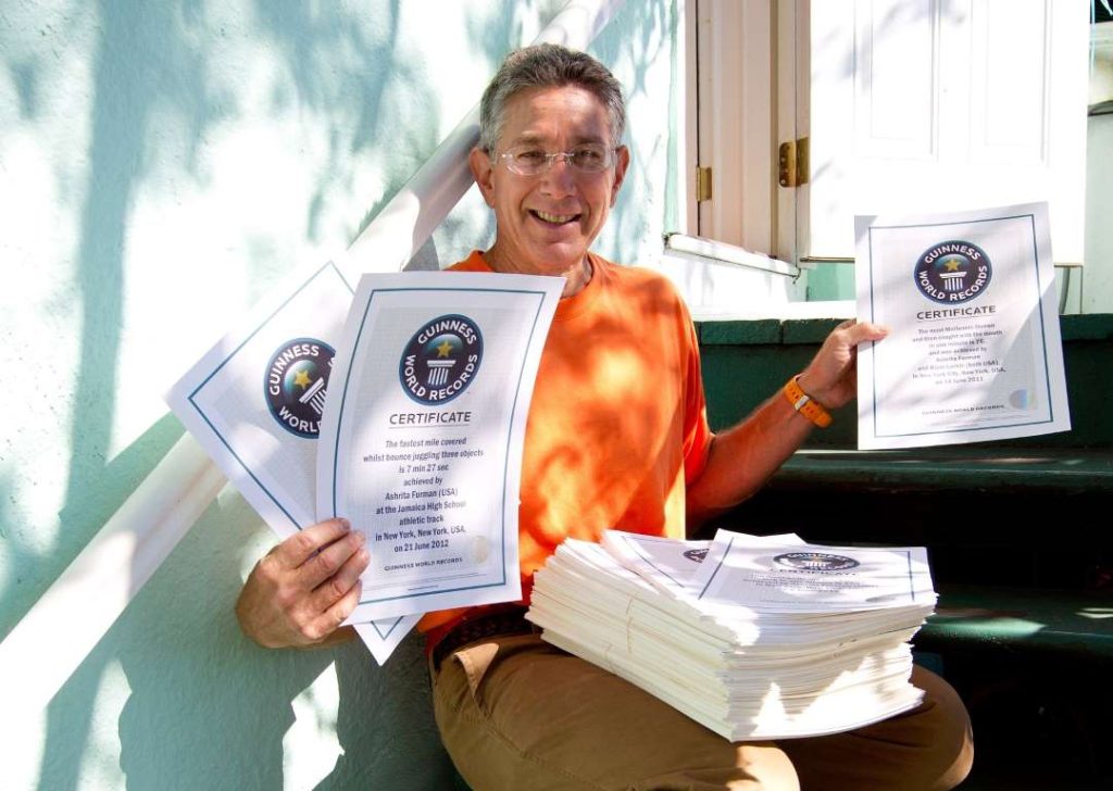 Guinness Ashrita Furman muestra sus certificados