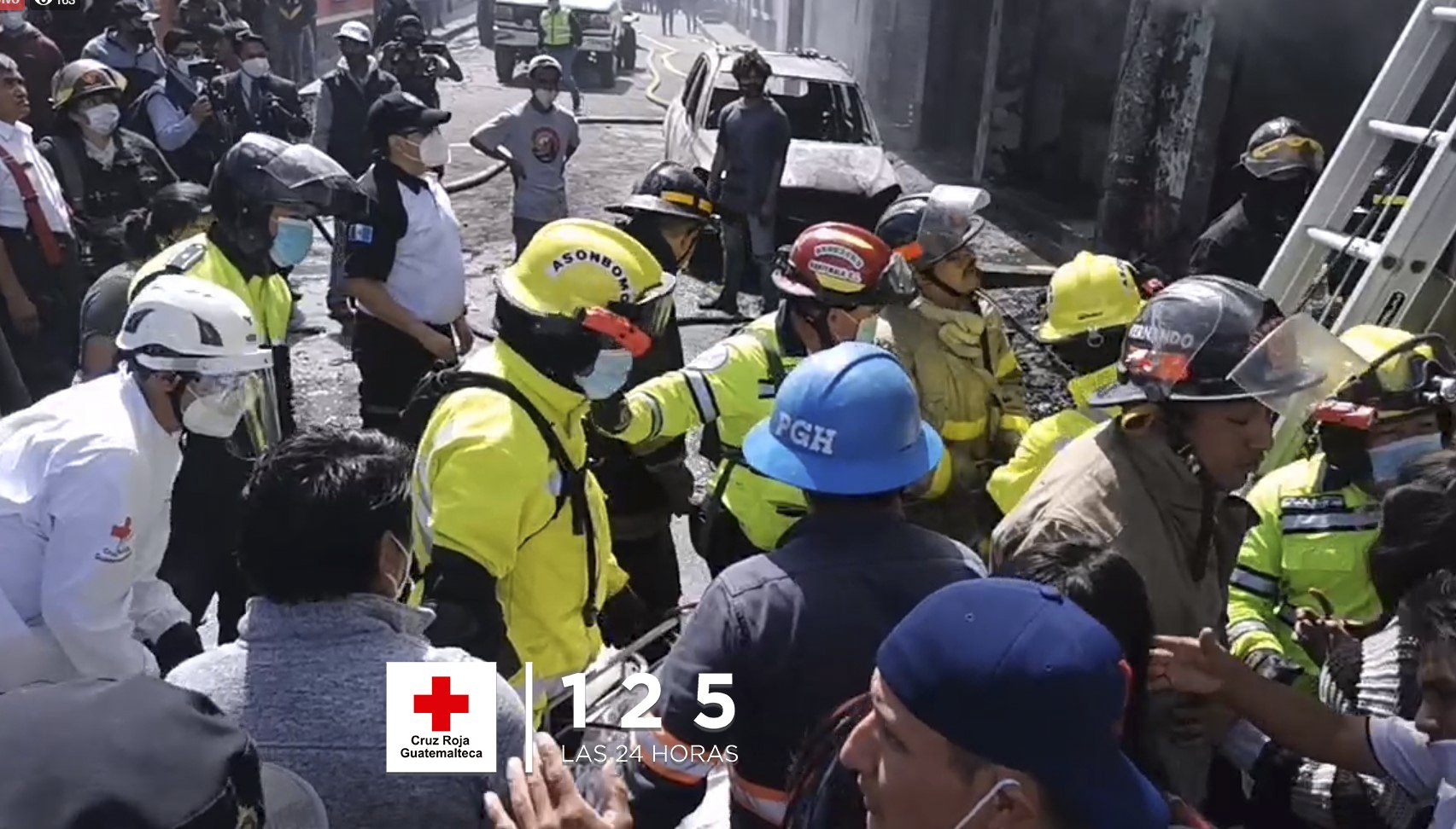 VIDEO: rescatan a niños atrapados en cohetería incendiada en Xela