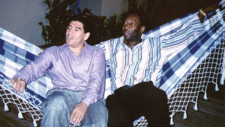 Cómo nació la rivalidad entre Maradona y Pelé (y qué hay de verdad en ella)