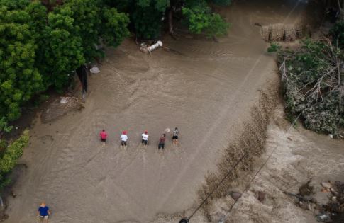 Transporte pesado varado en el puente Jones donde crecida de río afecta puente y carretera