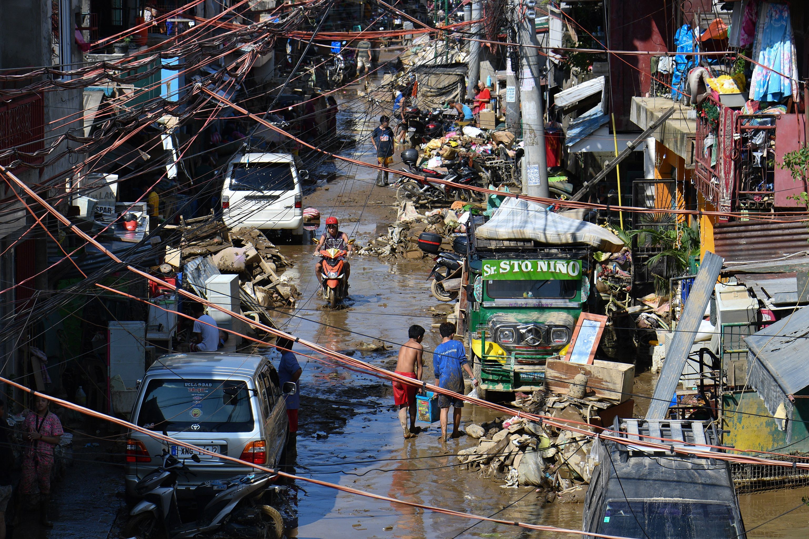 VIDEO: Un hombre camina descalzo sobre cables de alta tensión para recoger comida y alimentar a su familia durante las inundaciones en Filipinas