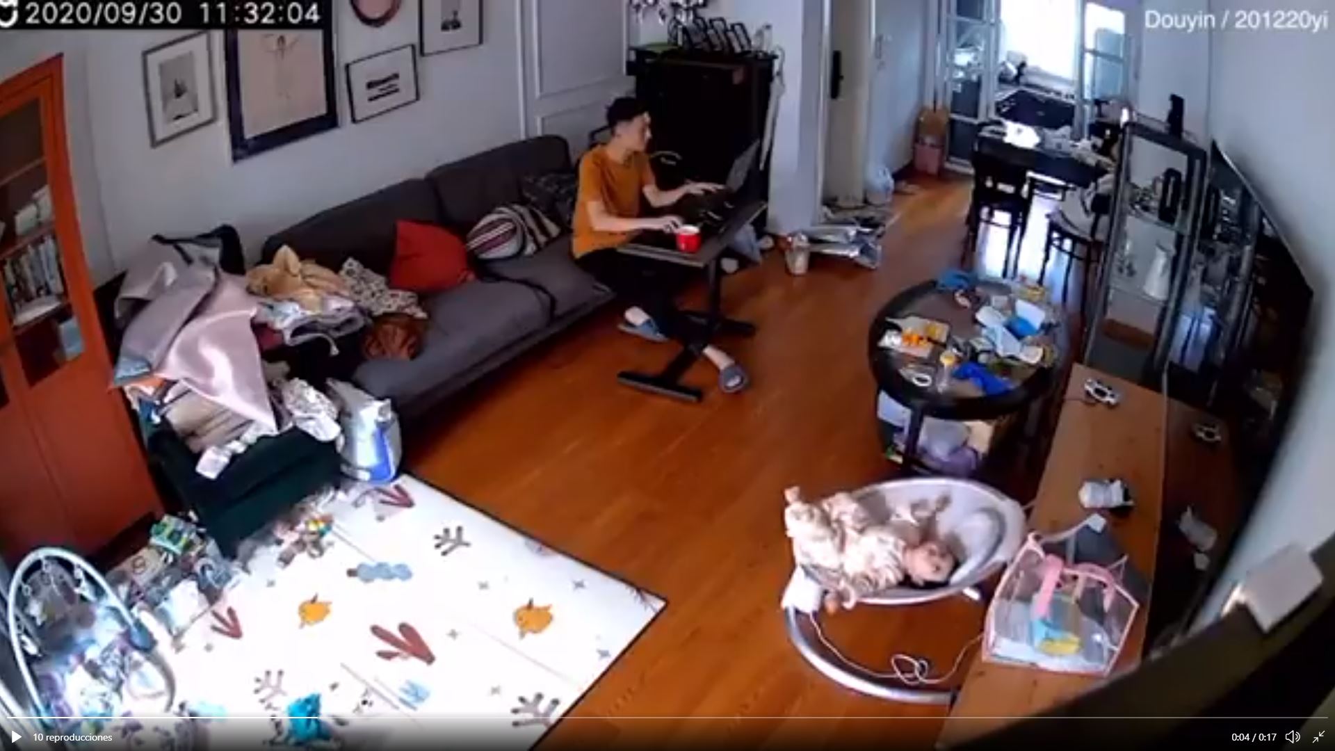 VIDEO: descuido de un hombre casi causó que su bebé cayera de una silla, pero tuvo buenos reflejos