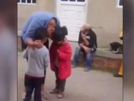 Niño ofrece sus canicas por serenata para su madre y conmueve en las redes sociales
