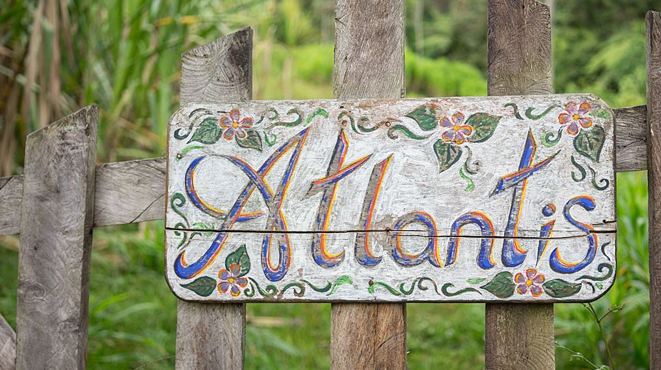El desgarrador final de Atlantis, la polémica comuna de británicos que convivió con las FARC en Colombia en la década de 1990