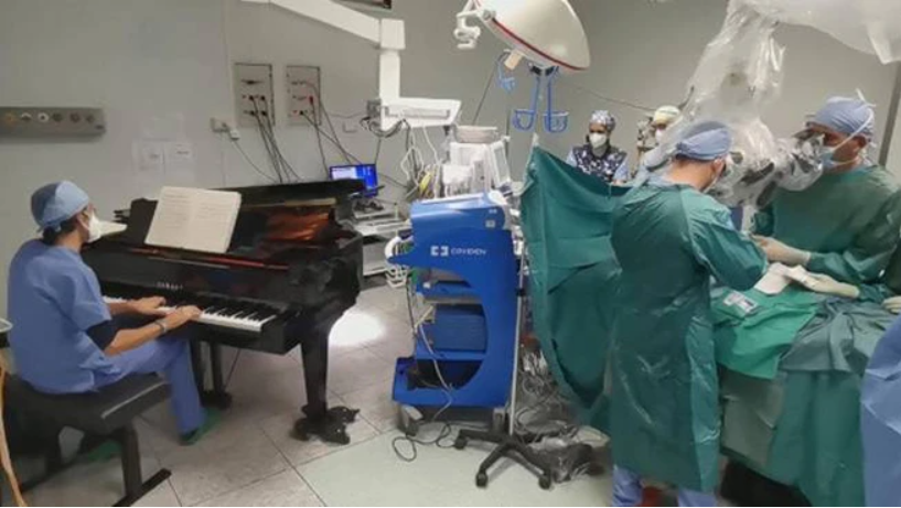 “¿Que si oí la música? Sí, la oí”: niño cuenta cómo fue su operación mientras un doctor tocaba piano