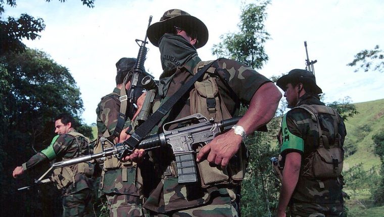 “Si usted no sirve pa’ matar, sirve pa’ que lo maten”: las escuelas de paramilitares en Colombia donde hasta niños aprendían a asesinar y descuartizar